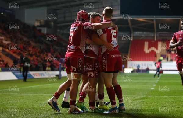 161119 - Scarlets v London Irish - European Rugby Challenge Cup - Corey Baldwin of Scarlets celebrates scoring a try with team mates