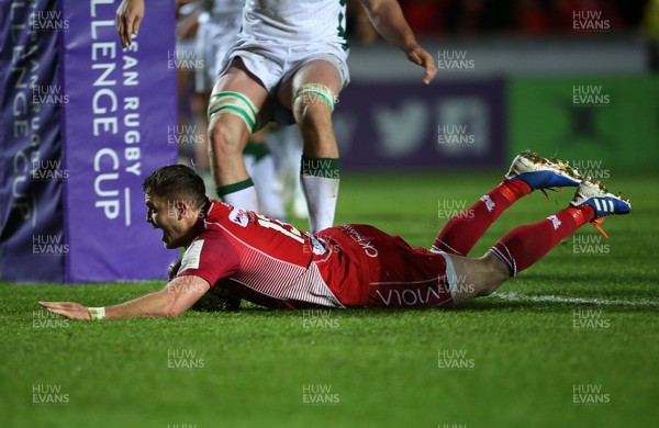 161119 - Scarlets v London Irish - European Rugby Challenge Cup - Steff Hughes of Scarlets scores a try