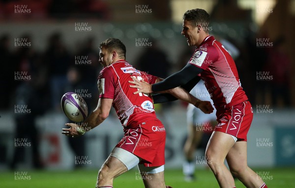 161119 - Scarlets v London Irish - European Rugby Challenge Cup - Steff Hughes of Scarlets celebrates scoring a try with Kieran Hardy