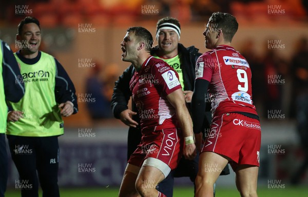161119 - Scarlets v London Irish - European Rugby Challenge Cup - Steff Hughes of Scarlets celebrates scoring a try with team mates
