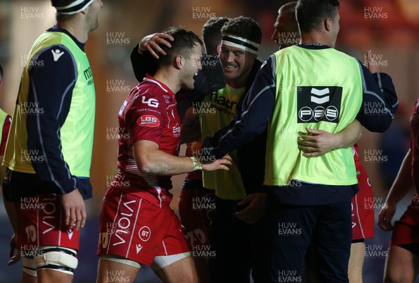 161119 - Scarlets v London Irish - European Rugby Challenge Cup - Steff Hughes of Scarlets celebrates scoring a try with team mates