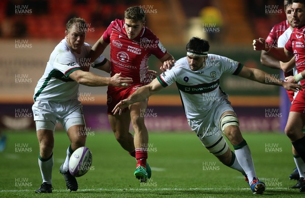 161119 - Scarlets v London Irish - European Rugby Challenge Cup - Corey Baldwin of Scarlets goes for the loose ball with Patric Cilliers and Matt Rogerson of London Irish