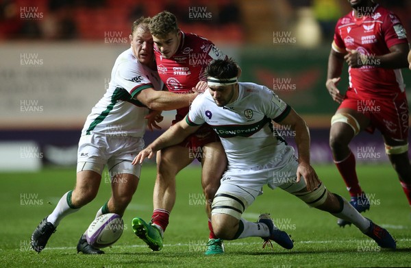 161119 - Scarlets v London Irish - European Rugby Challenge Cup - Corey Baldwin of Scarlets goes for the loose ball with Patric Cilliers and Matt Rogerson of London Irish