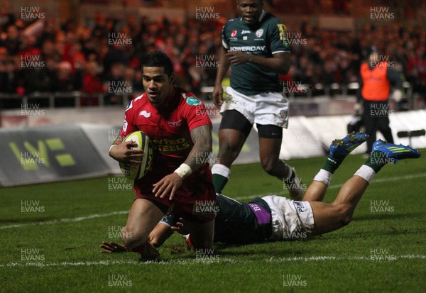 28.01.12 - Scarlets v London Irish, LV= Cup -  Scarlets Vili Iongi dives in to score try 