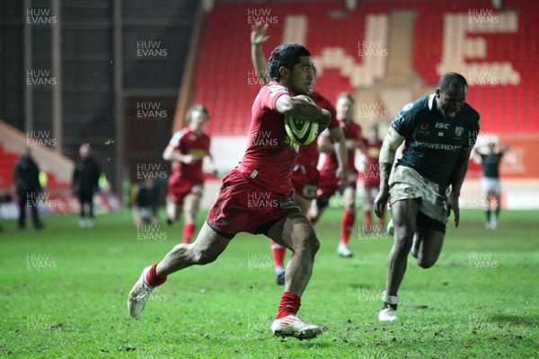 28.01.12 - Scarlets v London Irish, LV= Cup -  Scarlets Vili Iongi races in to score try 