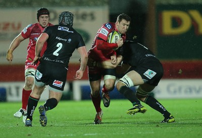 310115 - Scarlets v London Irish, LV= Cup - Scarlets Adam Warren takes on London Irish's Sean Cox and London Irish's Jimmy Stevens