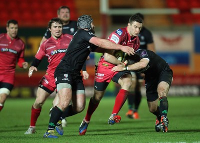 310115 - Scarlets v London Irish, LV= Cup - Scarlets Steven Shingler is tackled by London Irish's Jimmy Stevens and Darren Allinson