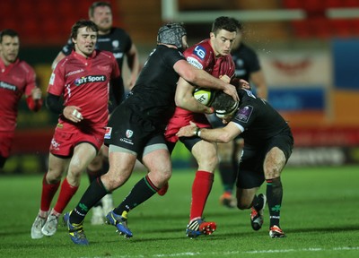 310115 - Scarlets v London Irish, LV= Cup - Scarlets Steven Shingler is tackled by London Irish's Jimmy Stevens and Darren Allinson