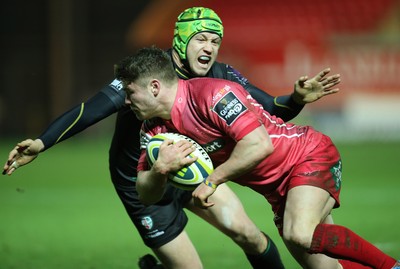 310115 - Scarlets v London Irish, LV= Cup - Scarlets Harry Robinson beats London Irish's Myles Dorrian as he dives in to score try