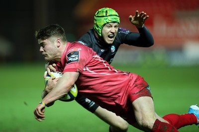 310115 - Scarlets v London Irish, LV= Cup - Scarlets Harry Robinson beats London Irish's Myles Dorrian as he dives in to score try