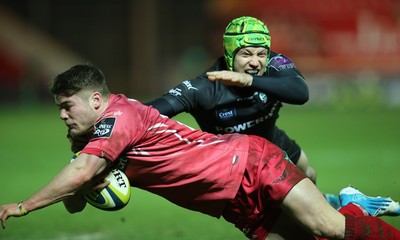 310115 - Scarlets v London Irish, LV= Cup - Scarlets Harry Robinson beats London Irish's Myles Dorrian as he dives in to score try