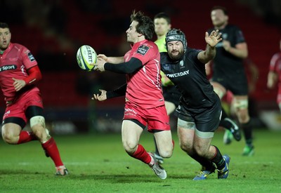 310115 - Scarlets v London Irish, LV= Cup - Scarlets Rhodri Williams passes to Adam Warren to set up his try as London Irish's Jimmy Stevens tackles