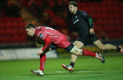 310115 - Scarlets v London Irish, LV= Cup - Scarlets Adam Warren races in to score try