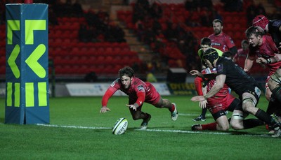 310115 - Scarlets v London Irish, LV= Cup - Scarlets Kyle Evans dives onto the loose ball to score try