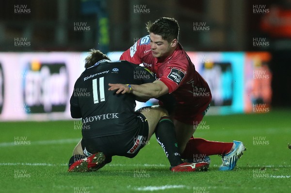 310115 - Scarlets v London Irish, LV= Cup - Scarlets Harry Robinson takes on London Irish's Andrew Fenby