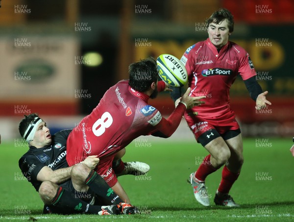 310115 - Scarlets v London Irish, LV= Cup - Scarlets Rory Pitman offloads to Rhodri Williams as he is tackled by London Irish's Darren Allinson