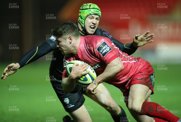 310115 - Scarlets v London Irish, LV= Cup - Scarlets Harry Robinson beats London Irish's Myles Dorrian as he dives in to score try