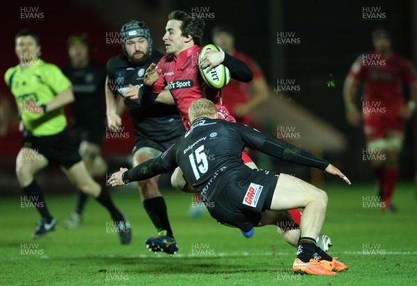 310115 - Scarlets v London Irish, LV= Cup - Scarlets Rhodri Williams races past London Irish's Tom Homer to set up a try for Adam Warren