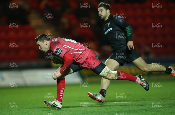 310115 - Scarlets v London Irish, LV= Cup - Scarlets Adam Warren races in to score try