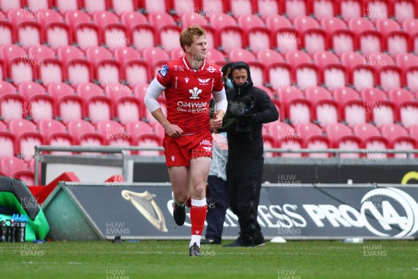 031020 - Scarlets v Munster - GuinnessPro14 -  Rhys Patchell of Scarlets returns from a long injury