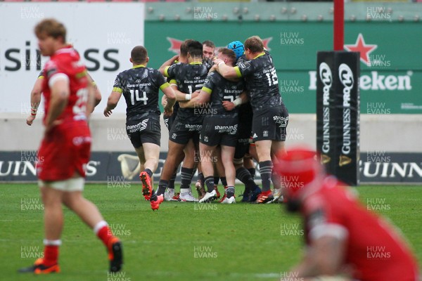 031020 - Scarlets v Munster - GuinnessPro14 -  Players of Munster celebrate at the final whistle