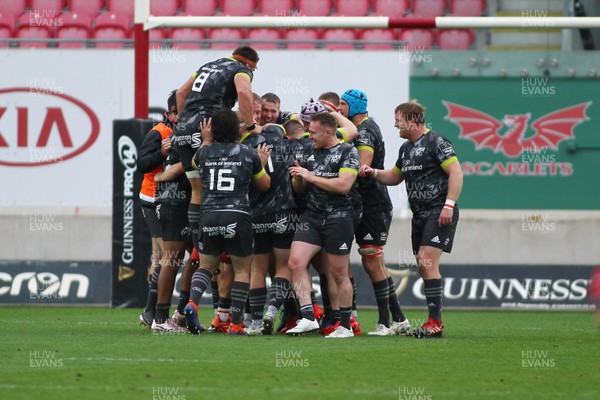 031020 - Scarlets v Munster - GuinnessPro14 -  Players of Munster celebrate at the final whistle