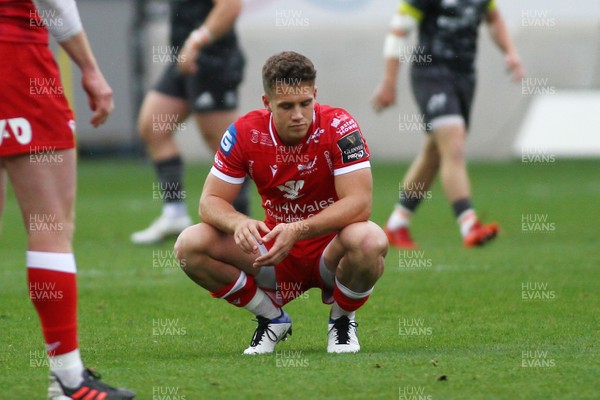 031020 - Scarlets v Munster - GuinnessPro14 -  Kieran Hardy of Scarlets is dejected at the final whistle