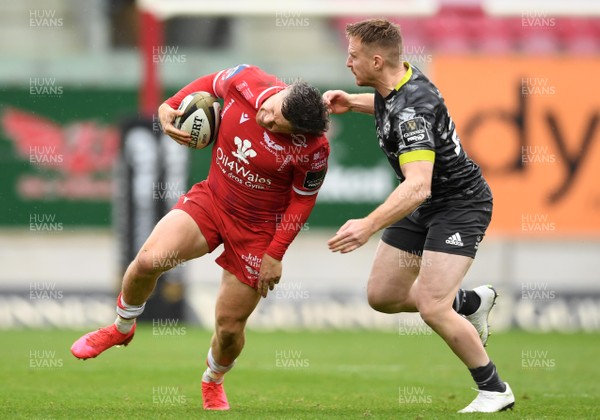 031020 - Scarlets v Munster - Guinness PRO14 - Steff Evans of Scarlets is tackled by Rory Scannell of Munster