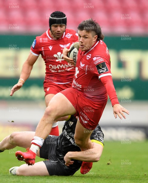 031020 - Scarlets v Munster - Guinness PRO14 - Steff Evans of Scarlets is tackled by Rory Scannell of Munster