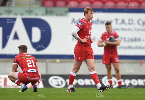 031020 - Scarlets v Munster - Guinness PRO14 - Rhys Patchell of Scarlets looks dejected at the end of the game