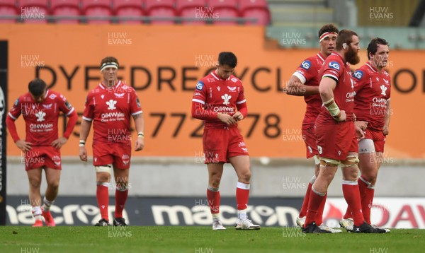 031020 - Scarlets v Munster - Guinness PRO14 - Scarlets players look dejected at the end of the game