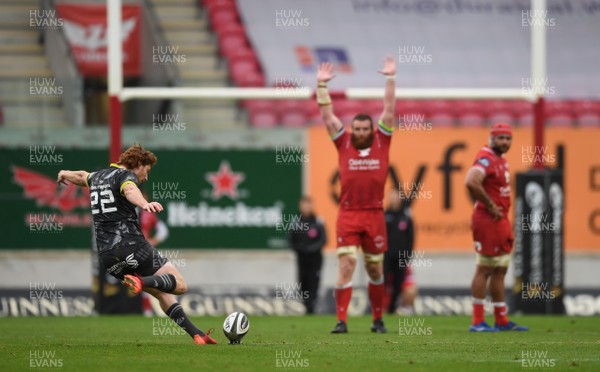 031020 - Scarlets v Munster - Guinness PRO14 - Ben Healy of Munster kicks a penalty at the end of the game