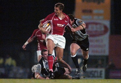 05.11.06 - Llanelli Scarlets v Munster - Magners League - Scarlets Dafydd James tries to burst through a gap 