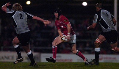 05.11.06 - Llanelli Scarlets v Munster - Magners League - Scarlets Barry Davies takes on Munster's Andy Kyriacou and Chris Wyatt (R) 