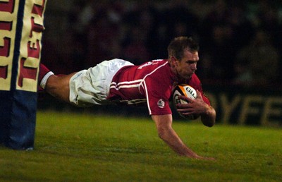 05.11.06 - Llanelli Scarlets v Munster - Magners League - Scarlets Dafydd James dives in for try 