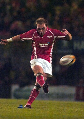 05.11.06 - Llanelli Scarlets v Munster - Magners League - Scarlets Ceiron Thomas kicks at goal 