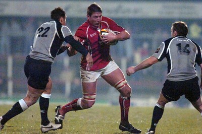 05.11.06 - Llanelli Scarlets v Munster - Magners League - Scarlets Adam Jones takes on Munster's Trevor Halstead and John Kelly (R) 