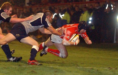 05.11.06 - Llanelli Scarlets v Munster - Magners League - Scarlets Barry Davies dives over for try 