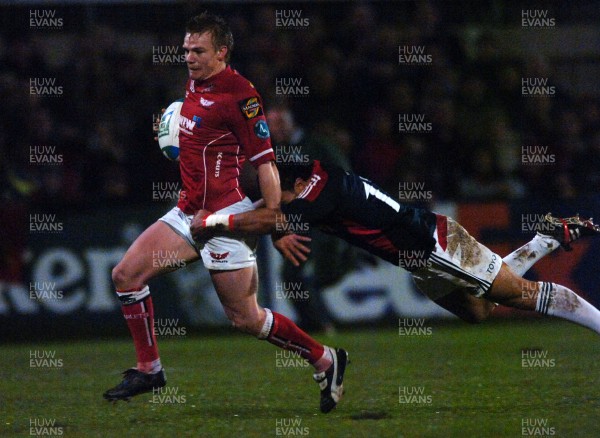 08.12.07 - Llanelli Scarlets v Munster - Heineken Cup - Llanelli's Dwayne Peel is tackled by Munster's Lifeimi Mafi 