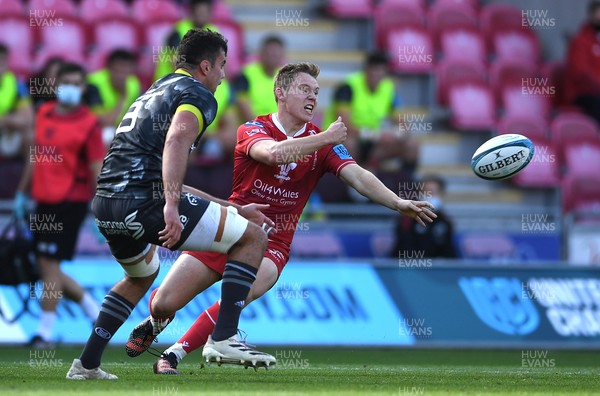 101021 - Scarlets v Munster - United Rugby Championship - Sam Costelow of Scarlets gets the ball away