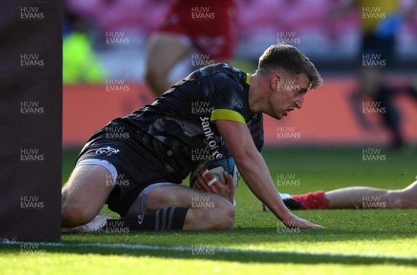 101021 - Scarlets v Munster - United Rugby Championship - Liam Coombes of Munster scores try