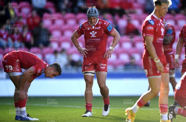 101021 - Scarlets v Munster - United Rugby Championship - Jonathan Davies of Scarlets looks dejected