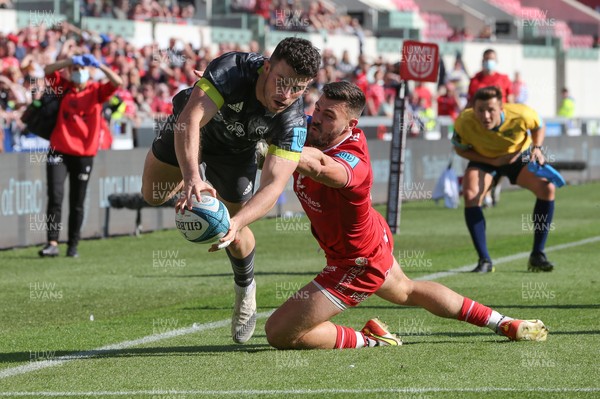 101021 - Scarlets v Munster - United Rugby Championship - Calvin Nash of Munster dives in to score try