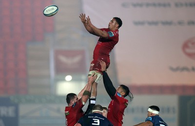 160224 - Scarlets v Munster - United Rugby Championship - Dan Davis of Scarlets wins the line out