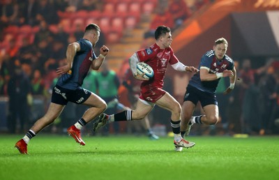 160224 - Scarlets v Munster - United Rugby Championship - Joe Roberts of Scarlets makes a break to score a try