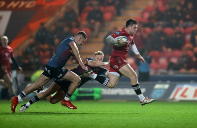 160224 - Scarlets v Munster - United Rugby Championship - Joe Roberts of Scarlets makes a break to score a try