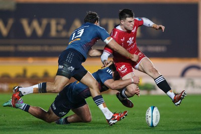 160224 - Scarlets v Munster - United Rugby Championship - Joe Roberts of Scarlets kicks the ball under pressure from Antoine Frisch of Munster