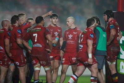 160224 - Scarlets v Munster - United Rugby Championship - Scarlets team look dejected