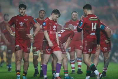 160224 - Scarlets v Munster - United Rugby Championship - Scarlets look dejected