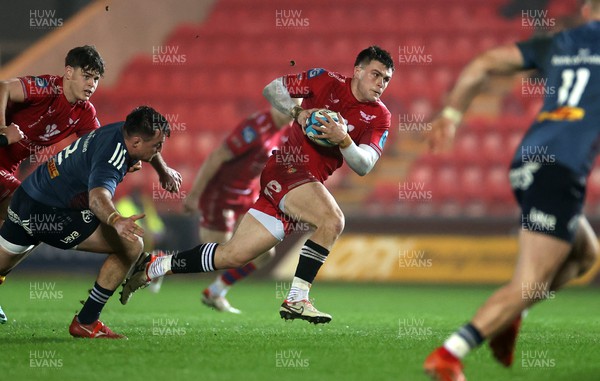 160224 - Scarlets v Munster - United Rugby Championship - Joe Roberts of Scarlets makes a break to score a try